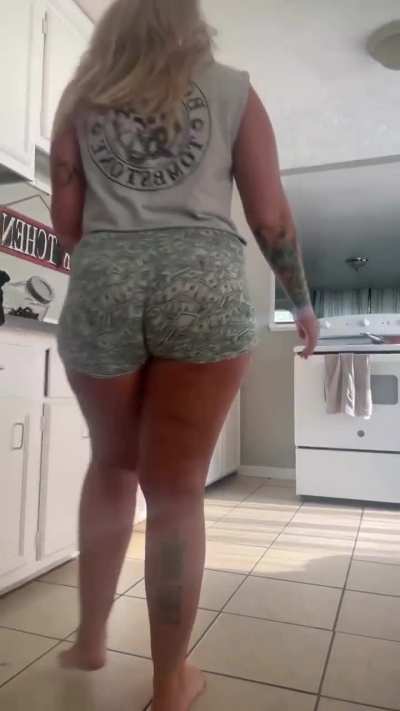 Just walking by like I don’t know what this does to you 👀🍑