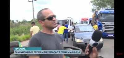 Repórter tenta dialogar com golpista, sem muito sucesso.