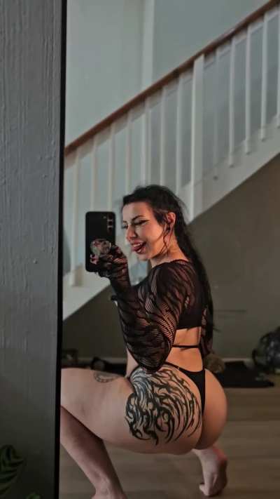 Spot my squat with your face pls next time