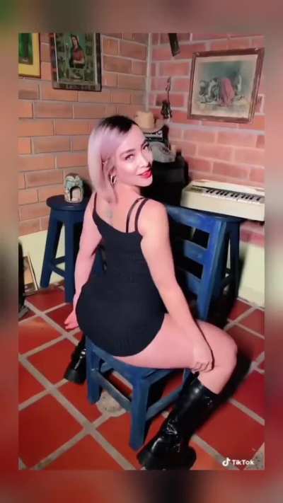 TikTok version curvy Latina