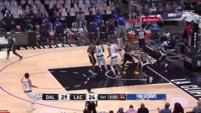[Highlight] Luka Doncic fakes the Clippers defense with a pass and makes the layup (BallingLikeCurryy)