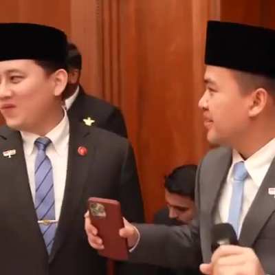 Indonesian delegation sings 