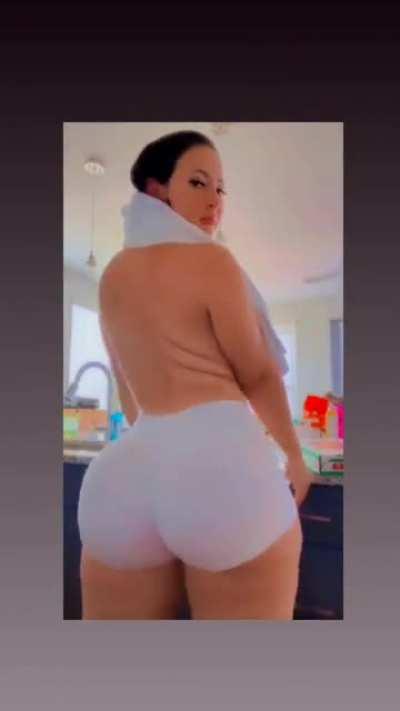 Woe Shaking Her Big White Ass