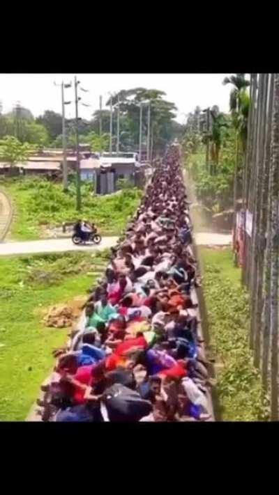 Wild rush hour in Bangladesh 🇧🇩