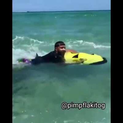 Mira más contenido mío en Instagram @pimpflakitog 🖤🤟😔. Hoy abren las piscinas en Teruel🤪