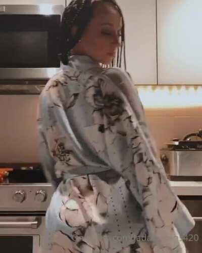 She's so fuckin sexy 😍