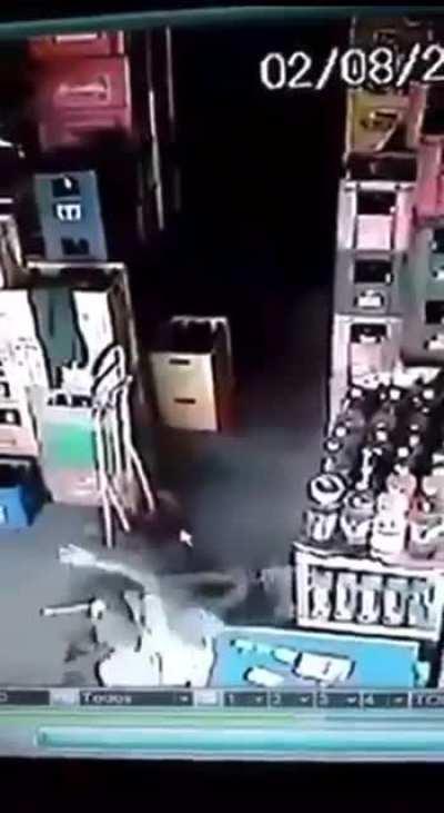 Shopkeeper has a zero tolerance policy for robbers
