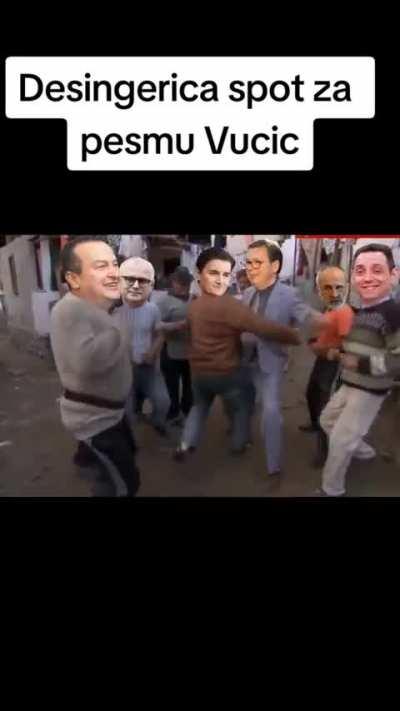 Sveto sranje vucic peva desingericu 😲
