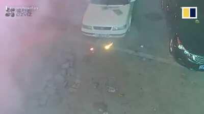 Петарда в люке - классика...