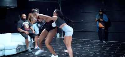 Blue face “Bad girls” club, Zoey vs Leo