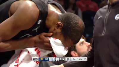 [Highlight] Kevin Durant gets poked in the eye and then hits free throws to move into 19th on NBA's all-time scoring list