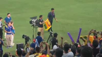 No former player from Sri Lanka was present there so Great Gesture from GG...Bas Koyeli bhai ki bhi side le liya karo