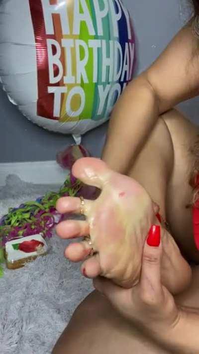 Watch me lick it up as a HAPPY BIRTHDAY to myself 🥳🎂🎈