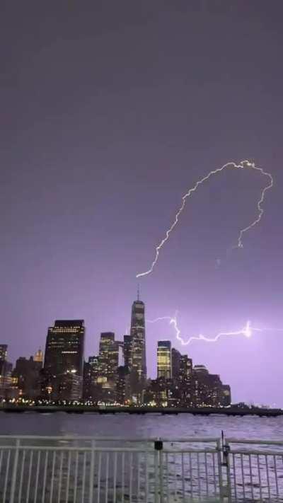 Lighting striking One Worldb Trade during the storm ealier tonight 📷: t @maximusupinNYc