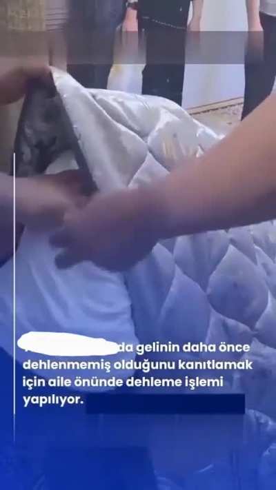 Gelinin daha önce dehlenmemiş olduğunu kanıtlamak için aile önünde dehleme işlemi yapılıyor