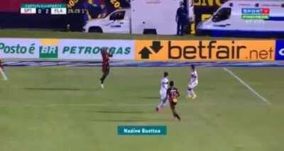 Junior Tavares domina a bola dentro da área amortecendo com as mãos. Árbitro não marcou nada.