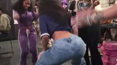 Throwing it on stream🍑