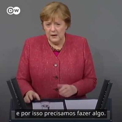 'Sinto muito, do fundo do meu coração. Mas se o preço que pagamos é 590 mortes diárias, então isso é inaceitável', disse hoje Merkel, e a Alemanha deve anunciar novas restrições. Enquanto isso, o Brasil teve ontem quase 800 mortos e o Bolsonaro, ah, bem, 