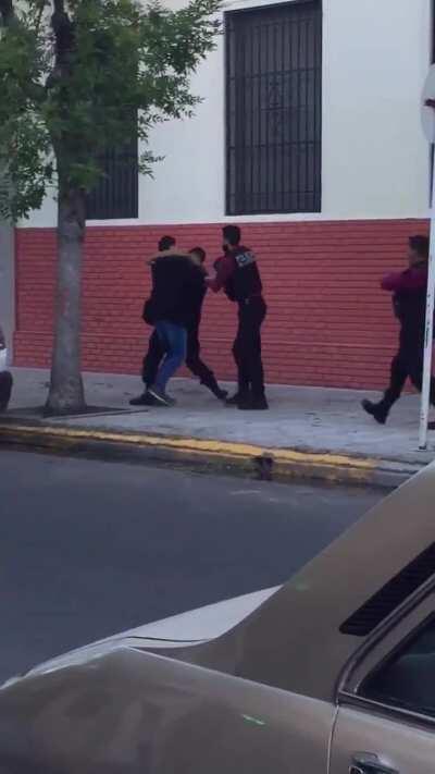 Alejo Kassabian siendo detenido por la Policía de la Ciudad