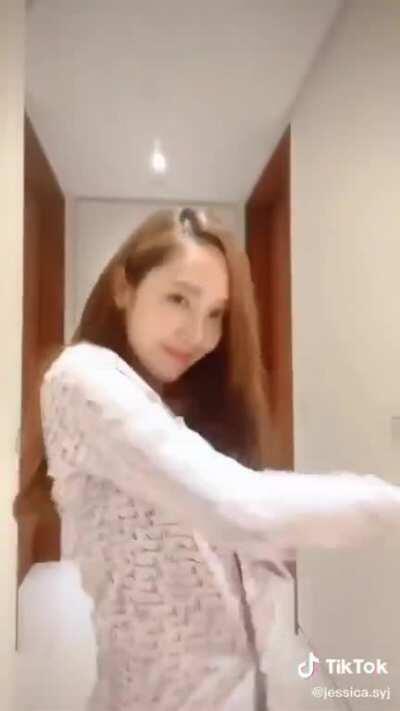 Jessica Jung - sexi dance in her pyjamas