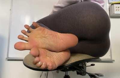 You’ll be sucking my long toes on toesday even if my coworker walks in 🤭