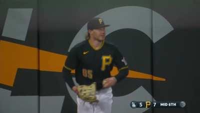 [Highlight] [Highlight] Jack Suwinski robs Mookie Betts of a 3 run home run, to keep the Pirates on top