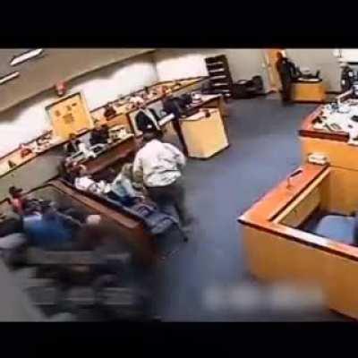 Judge physically fights a public defender for not waiving his defendant's right to a trial
