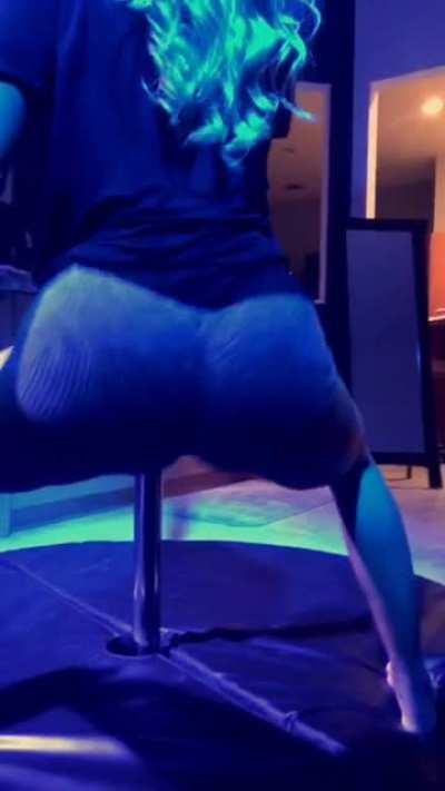 Hands down 1 of her best Twerk Vids i would let her ride me into the moonlight