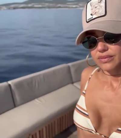 Jessica on vacation, enjoying the beach and a boat trip | IG | December 2025