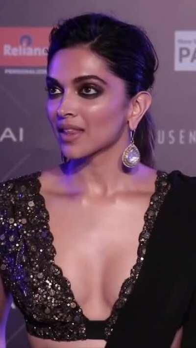 6 Minutes of Pure Bliss. This is title i would give this edit. Sexy glowing skin, kissable neck, cleavage display and that sassy face with sexy expressions. Happy Birthday Deepika Padukone. No wonder she rules us. 1080p with around 60fps. This is for you 