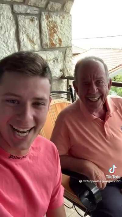 Φαίνεται λίγο ζεστός ο κύριος Μαμαλάκης εδω η ιδέα μου😫