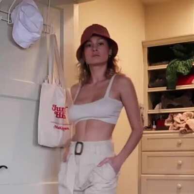 How Brie Larson arrives to her gangbang