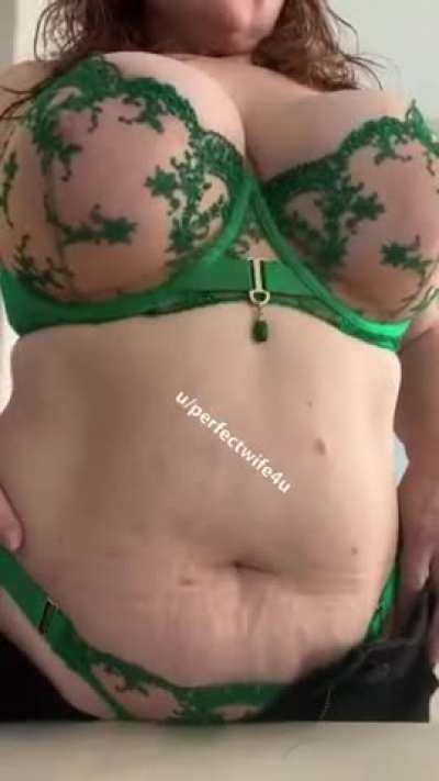 I hear you like voluptuous mombods