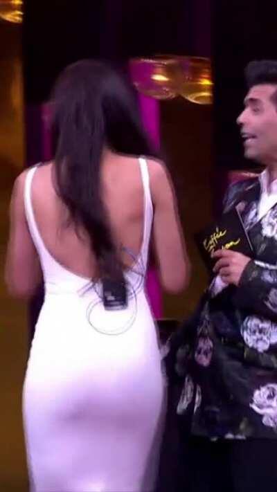 That tight dress looked so sexy on Deepika padukone!!