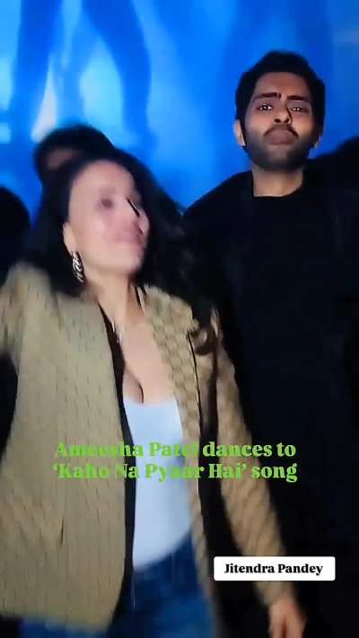 Ameesha patel's N!ppl$$ slip