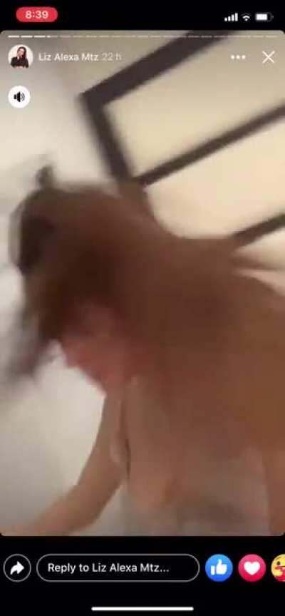 Se le ve un pezon. ¿Alguien tiene las fotos del link que subió por error?