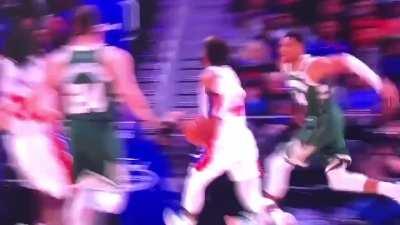 [Highlight] Giannis with the insane backhand block despite Bey's mid-air attempt to avoid him!