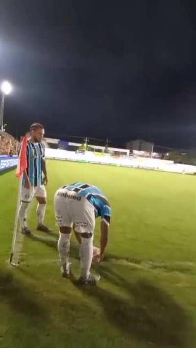 Eu acho tão bonito o carinho que o torcedor tem com jogadores adversários 