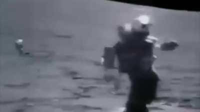 Astronaltas pulandinho ao som de globo rural