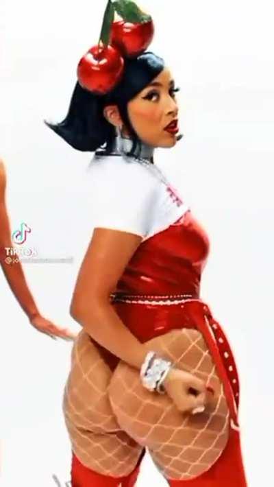 Doja cat with the cake