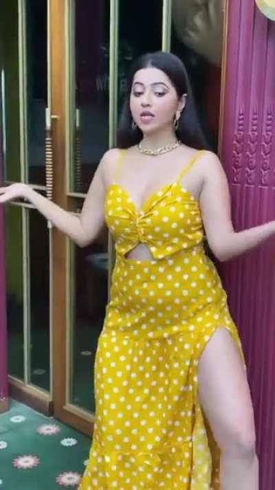 Ahhh kya jhaangein hai ridheema tiwari ki