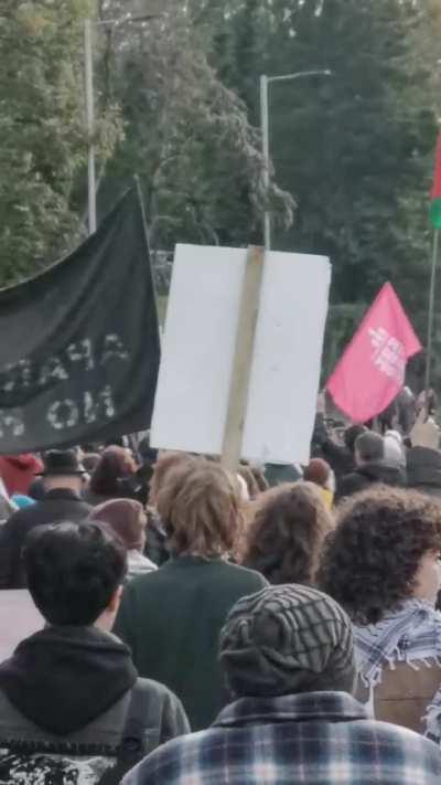 Thousands Surround US Consulate in Belfast to Protest President 