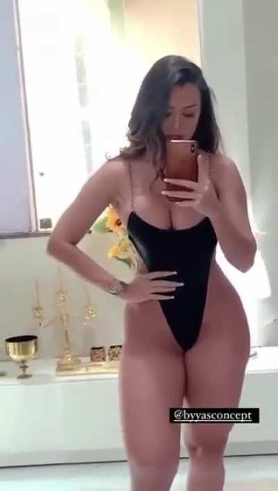 Bella Araujo mostrando mais de sua coleção 😋