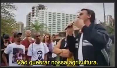 Trecho do Greg News: Bolsonaro sobre Soja e China. Mostre pro seu Bolsonarista conhecido e explique como o Bolsonaro trocou esse papo de não deixar a China ditar nossa comida para apoiar o agro a plantar cada vez mais soja, vender em dólar e deixar o próp