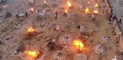 Тела погибших от коронавируса в Индии сжигают прямо на улице. Система здравоохранения не справляется, каждый день новые рекорды по количеству заражённых. За последние сутки — 349 691. А к маю эта цифра может перевалить за полмиллиона человек в сутки. Запр