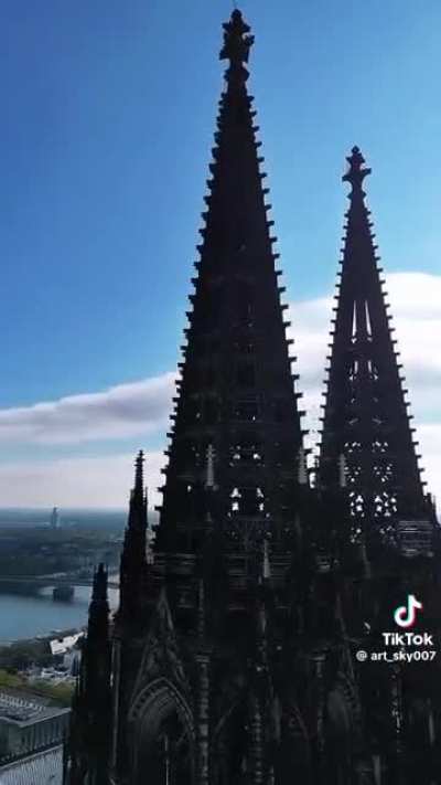 The amazing skill of this stone mason 🤯.