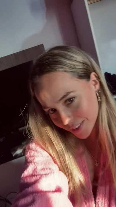 Your favorite petite blonde babe 🥰