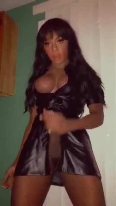 Damn thats a cock and a half 😍