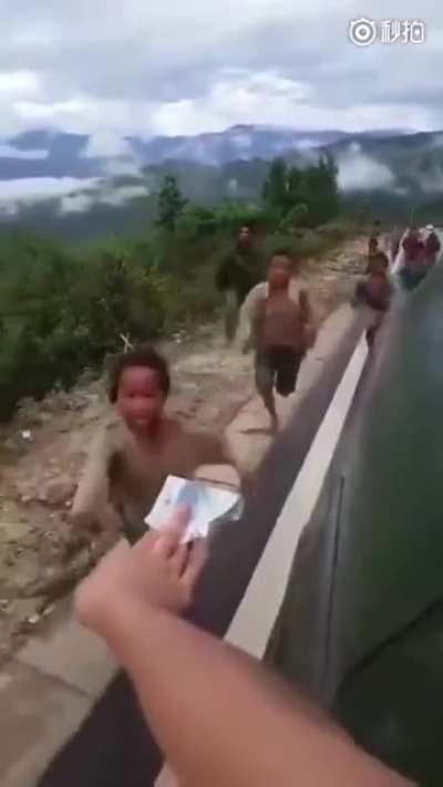 用十块钱挑逗贫困小孩