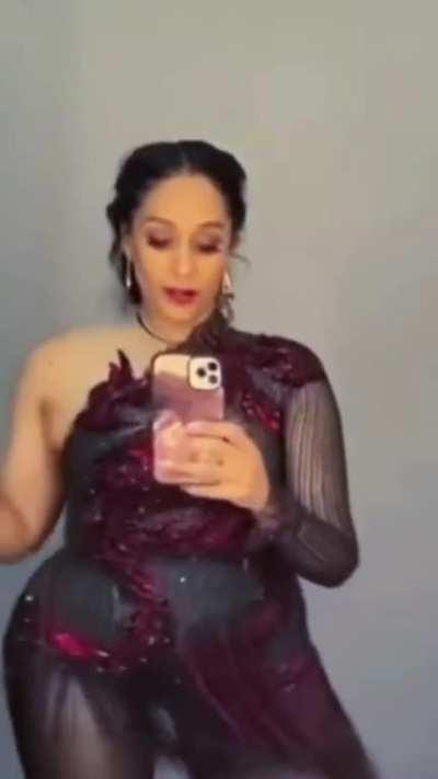 Tia Mowry seductive selfie 🔥